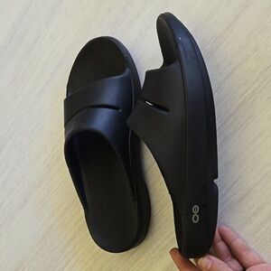 Oofos Unisex Free Feet Technology Black Recovery Slides Open Toe M7/W9 Slides